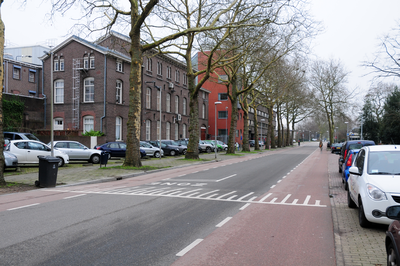 913063 Gezicht in de Gansstraat te Utrecht, met links het Huis van Bewaring annex Pieter Baan Centrum (Gansstraat 164).
